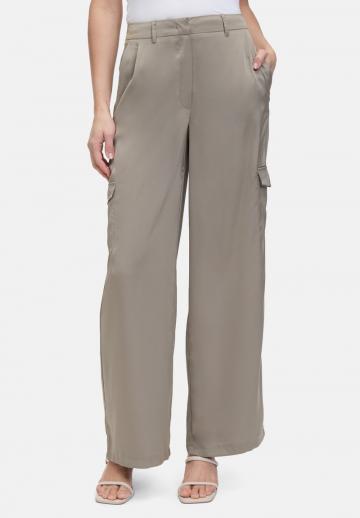 Брюки с накладными карманами