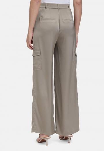 Брюки с накладными карманами