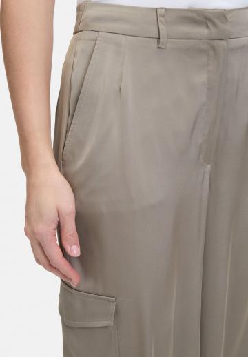 Брюки с накладными карманами