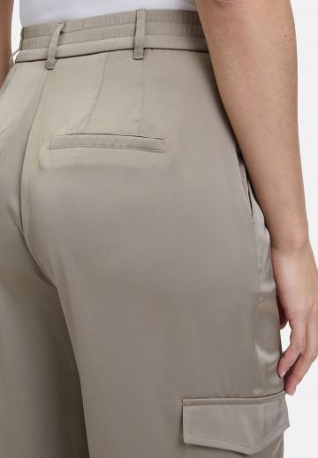 Брюки с накладными карманами