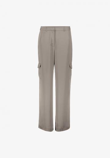 Брюки с накладными карманами