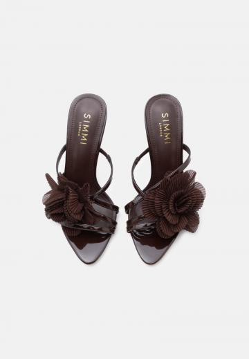 Босоножки на каблуке