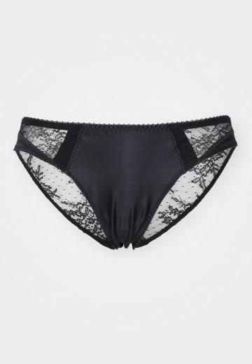 Трусы на бедрах