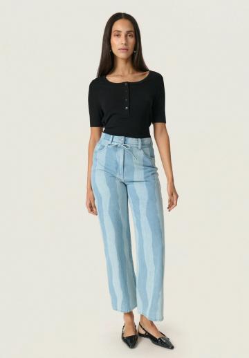 Прямые джинсы