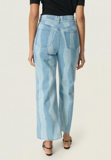 Прямые джинсы