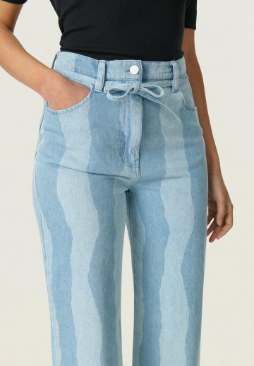 Прямые джинсы