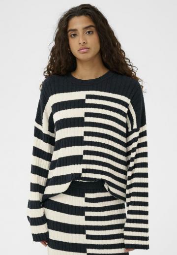Пуловер в полоску