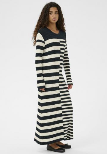 Вязаное платье