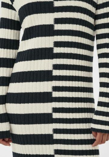 Вязаное платье