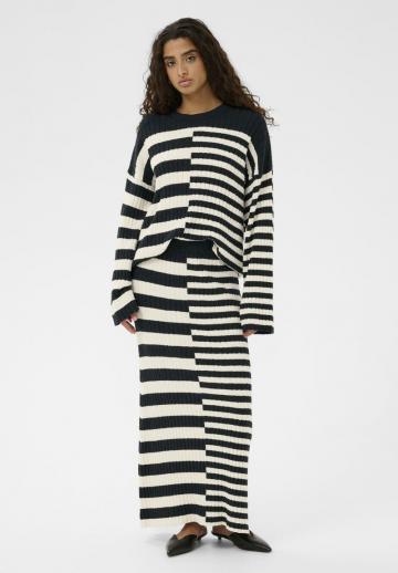 Пуловер в полоску