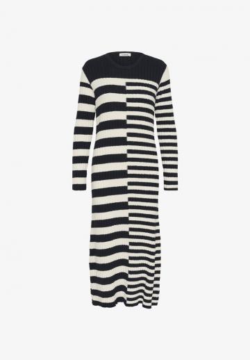 Вязаное платье