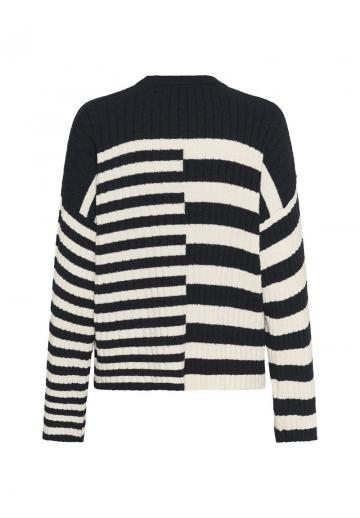 Пуловер в полоску