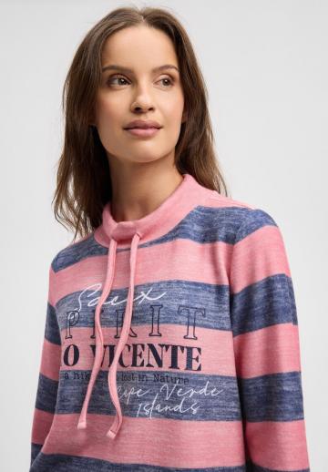 Пуловер в полоску