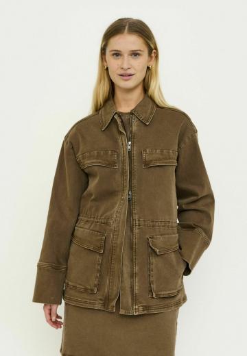 Куртка с накладнымит карманами