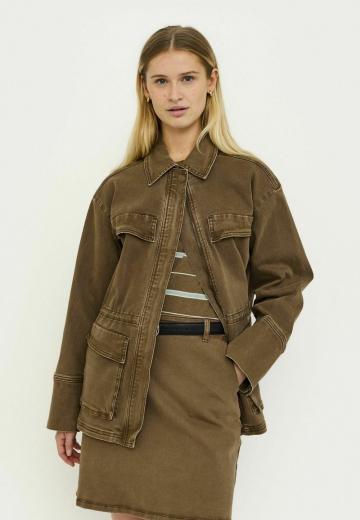 Куртка с накладнымит карманами