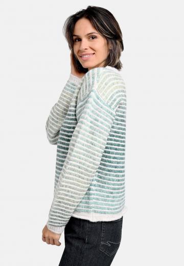 Пуловер в полоску