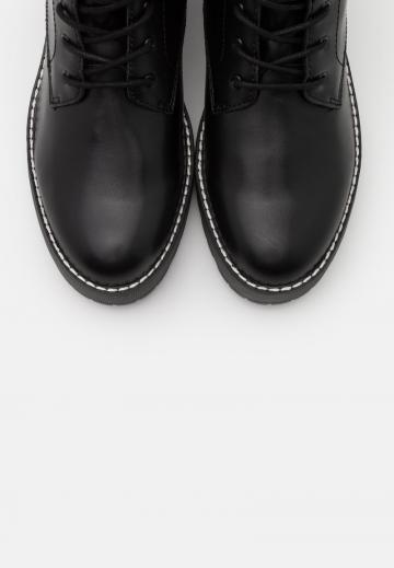 Ботинки на шнуровке