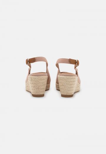 Босоножки на танкетке