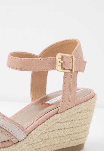 Босоножки на танкетке