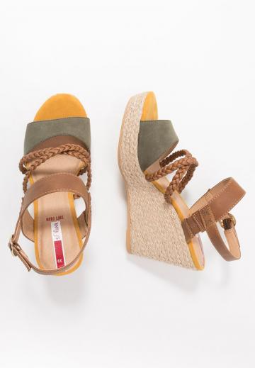 Босоножки на танкетке