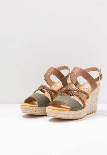 Босоножки на танкетке