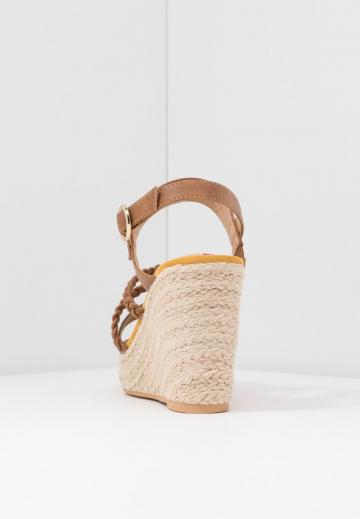 Босоножки на танкетке