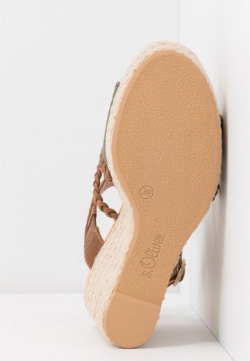 Босоножки на танкетке