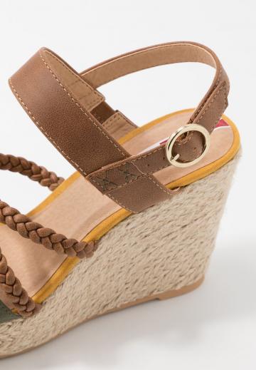 Босоножки на танкетке