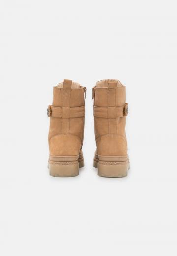 Ботинки на шнуровке