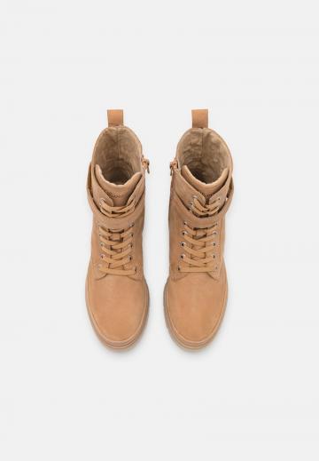 Ботинки на шнуровке