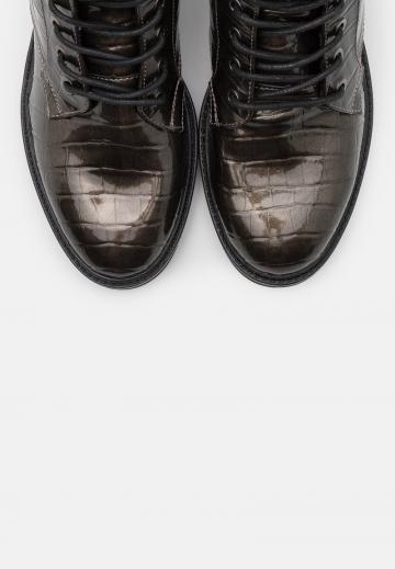 Ботинки на шнуровке