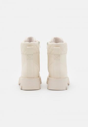 Ботинки на шнуровке