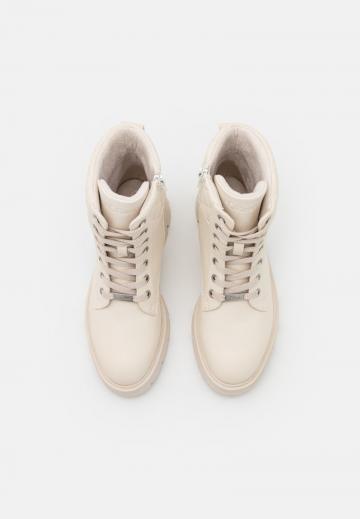 Ботинки на шнуровке