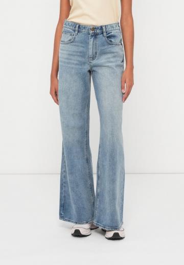 Клешеные джинсы