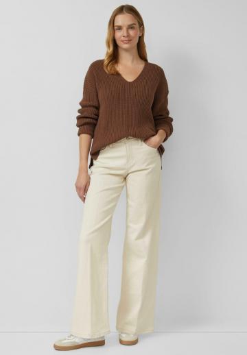 Пуловер с вырезом V