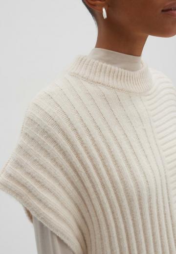 Пуловер без рукавов