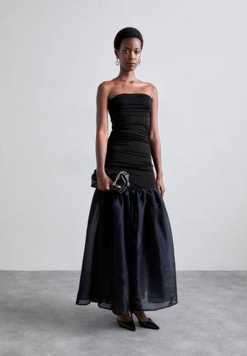 Платье без бретелек