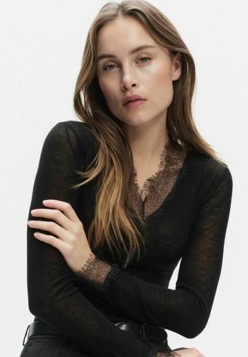 Пуловер с вырезом V