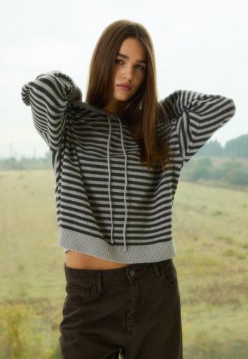 Пуловер с капюшоном