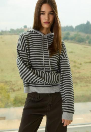 Пуловер с капюшоном