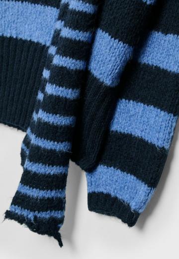 Пуловер в полоску