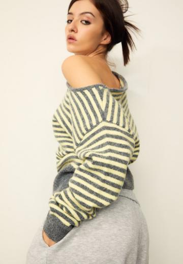 Пуловер в полоску