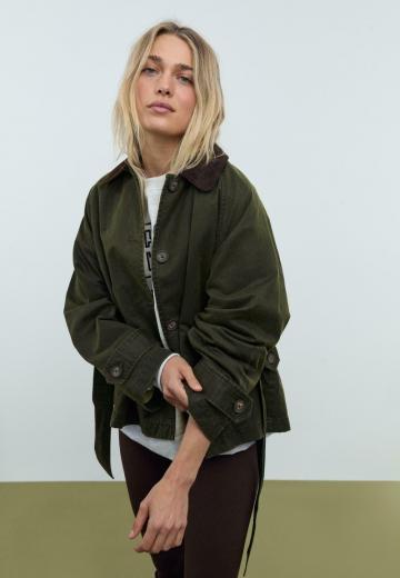 Куртка с накладнымит карманами