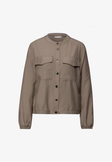 Куртка с накладнымит карманами