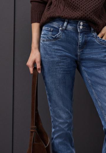 Прямые джинсы