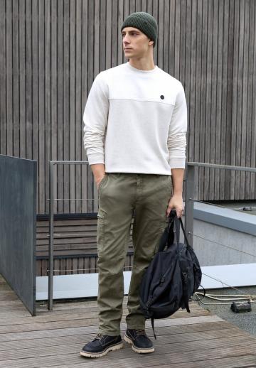 Брюки с накладными карманами