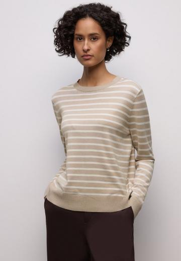 Пуловер в полоску