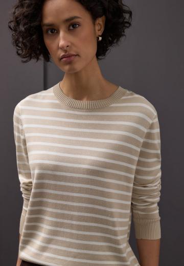 Пуловер в полоску
