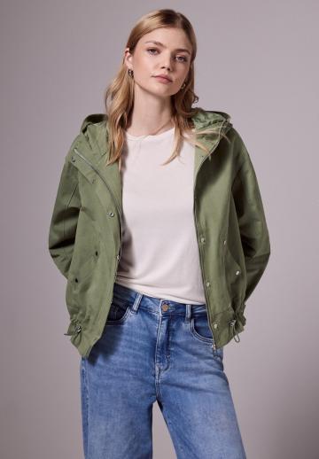 Куртка с накладнымит карманами