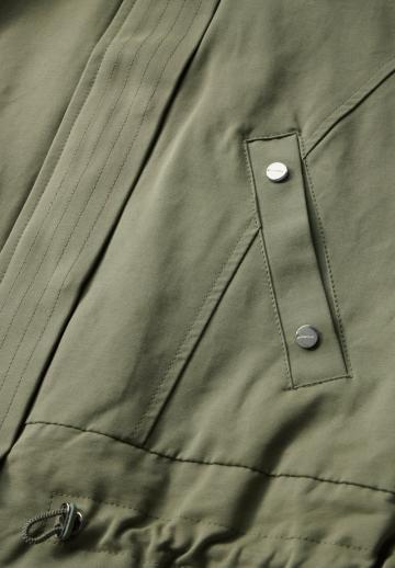 Куртка с накладнымит карманами